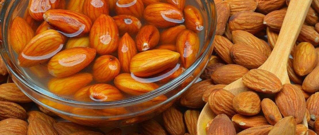 6 Benefits of Soaked Almonds
